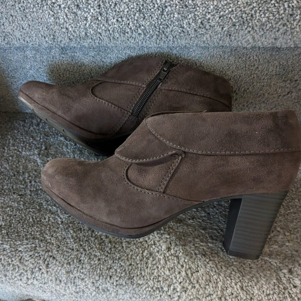 DYT T2 Clarks Collection brown suede heeled booties 7